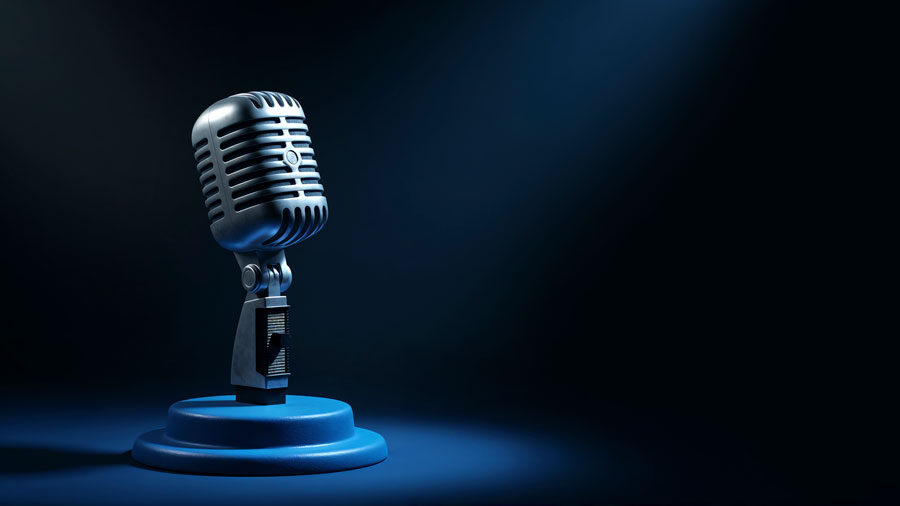 میکروفون رترو در نور اسپاتلایت